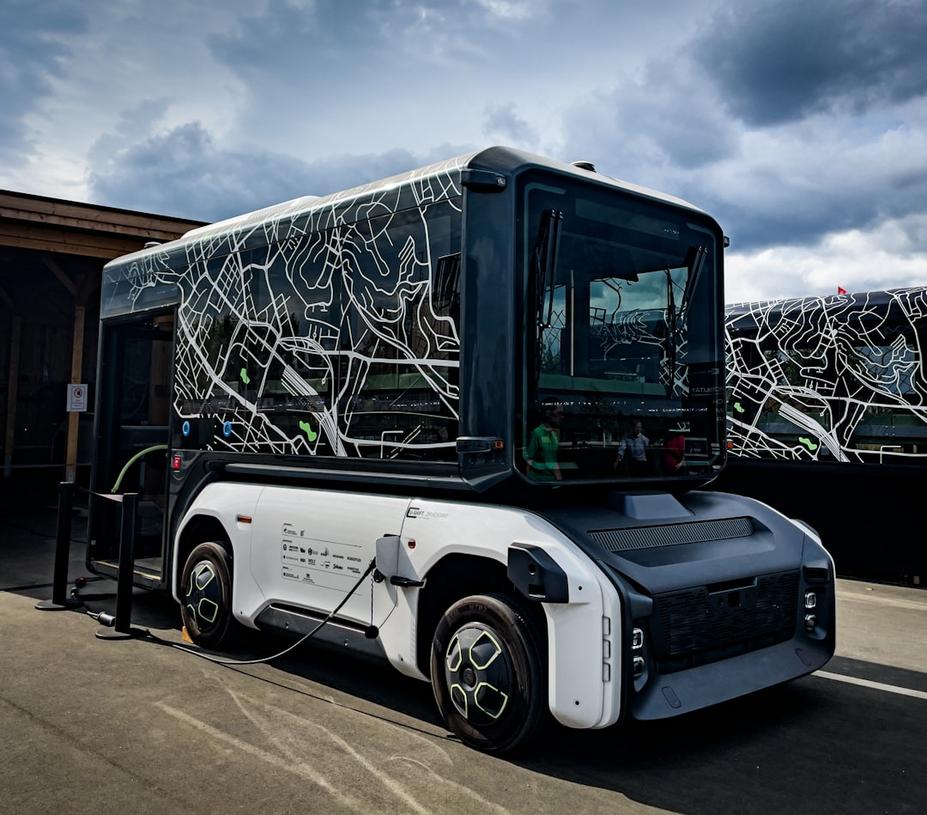 Camion autonome équipé de capteurs LiDAR et caméras circulant sur autoroute, illustrant les technologies avancées du transport routier en 2025 by neomproject.fr